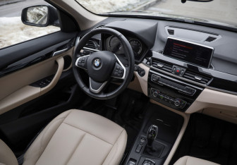 Подержанный автомобиль BMW X1 2021 года (9 фото)