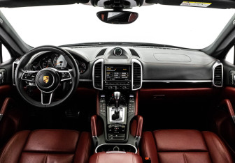 Подержанный автомобиль Porsche Cayenne 2014 года (12 фото)