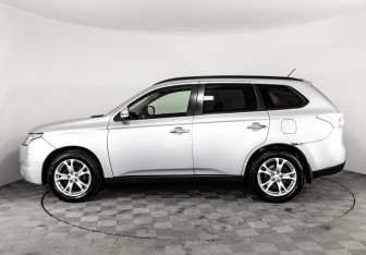 Подержанный автомобиль Mitsubishi Outlander 2013 года (8 фото)