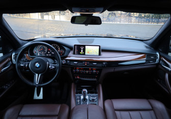 Подержанный автомобиль BMW X5 M 2015 года (9 фото)
