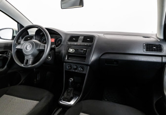 Подержанный автомобиль Volkswagen Polo Sedan 2012 года (9 фото)