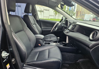Подержанный автомобиль Toyota RAV4 2017 года (11 фото)