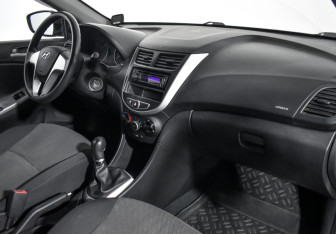 Подержанный автомобиль Hyundai Solaris Hatchback 2012 года (13 фото)