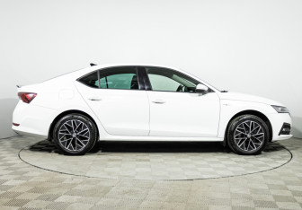 Подержанный автомобиль Skoda Octavia Liftback 2022 года (4 фото)
