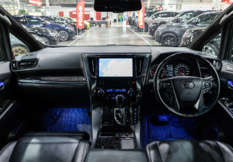 Подержанный автомобиль Toyota Alphard 2018 года (11 фото)