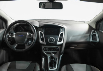 Подержанный автомобиль Ford Focus Hatchback 2013 года (9 фото)