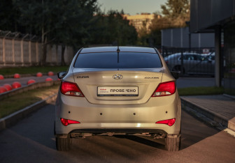 Подержанный автомобиль Hyundai Solaris Sedan 2015 года (7 фото)