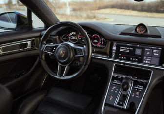 Подержанный автомобиль Porsche Panamera Wagon 2019 года (13 фото)