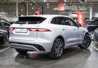 Подержанный автомобиль Jaguar F-Pace 2022 года (11 фото)