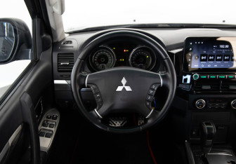 Подержанный автомобиль Mitsubishi Pajero 2012 года (10 фото)