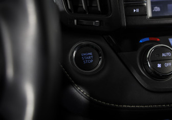 Подержанный автомобиль Toyota RAV4 2017 года (15 фото)