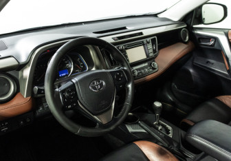 Подержанный автомобиль Toyota RAV4 2013 года (11 фото)