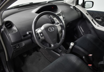 Подержанный автомобиль Toyota Yaris Hatchback 2008 года (9 фото)