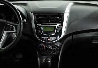 Подержанный автомобиль Hyundai Solaris Sedan 2011 года (14 фото)