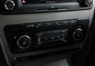 Подержанный автомобиль Skoda Octavia Liftback 2010 года (13 фото)