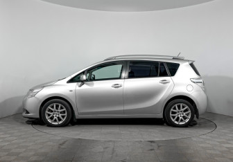 Подержанный автомобиль Toyota Verso 2010 года (8 фото)