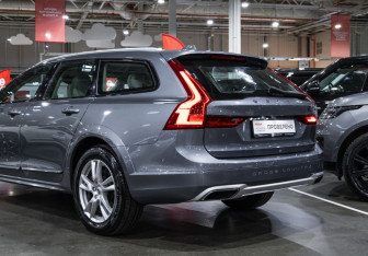 Подержанный автомобиль Volvo V90 Cross Country 2019 года (13 фото)