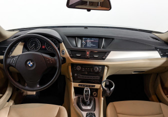 Подержанный автомобиль BMW X1 2013 года (15 фото)