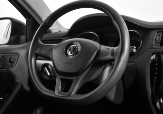 Подержанный автомобиль Volkswagen Jetta Sedan 2015 года (15 фото)