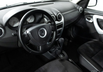 Подержанный автомобиль Renault Logan Sedan 2010 года (11 фото)