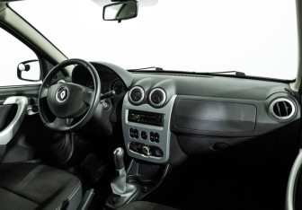 Подержанный автомобиль Renault Sandero 2011 года (9 фото)