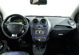 Подержанный автомобиль Ford Fiesta Hatchback 2008 года (13 фото)