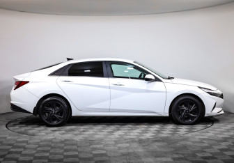 Подержанный автомобиль Hyundai Elantra Sedan 2021 года (4 фото)