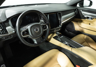 Подержанный автомобиль Volvo V90 2018 года (11 фото)