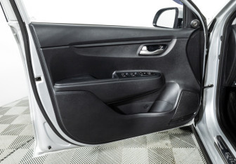 Подержанный автомобиль Kia Rio Hatchback 2021 года (27 фото)