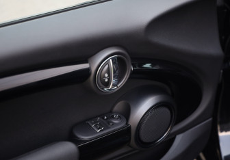 Подержанный автомобиль MINI Hatch 2020 года (22 фото)