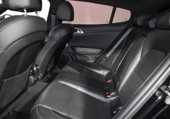 Подержанный автомобиль Kia Stinger 2018 года (12 фото)