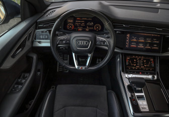 Подержанный автомобиль Audi Q8 2019 года (12 фото)