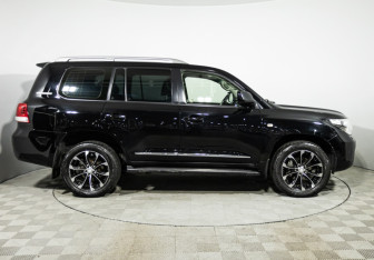 Подержанный автомобиль Toyota Land Cruiser Suv 2011 года (4 фото)