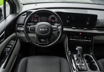 Подержанный автомобиль Kia Carnival 2021 года (14 фото)