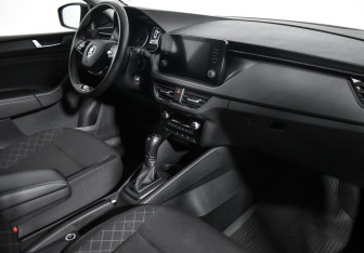 Подержанный автомобиль Skoda Rapid Liftback 2021 года (13 фото)