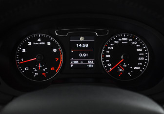 Подержанный автомобиль Audi Q3 2014 года (18 фото)