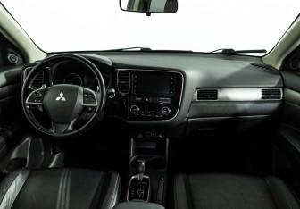 Подержанный автомобиль Mitsubishi Outlander 2014 года (13 фото)
