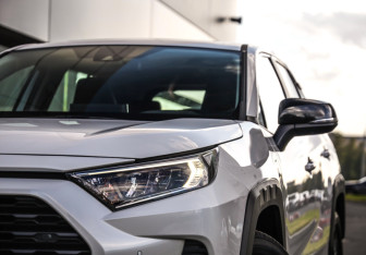 Подержанный автомобиль Toyota RAV4 2022 года (2 фото)