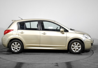 Подержанный автомобиль Nissan Tiida Hatchback 2013 года (4 фото)