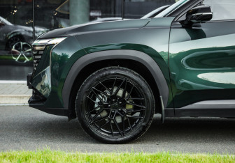 Подержанный автомобиль Geely Atlas 2024 года (10 фото)
