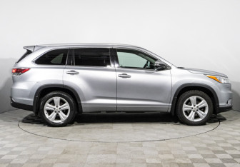 Подержанный автомобиль Toyota Highlander 2014 года (4 фото)
