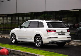 Подержанный автомобиль Audi Q7 2016 года (8 фото)