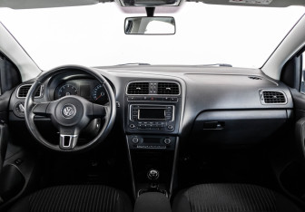 Подержанный автомобиль Volkswagen Polo Sedan 2015 года (10 фото)