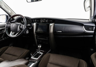 Подержанный автомобиль Toyota Fortuner 2018 года (10 фото)