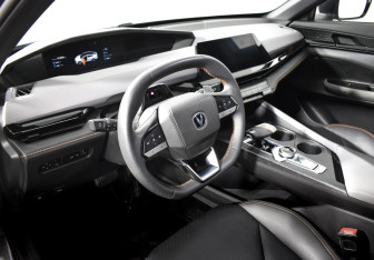 Подержанный автомобиль Changan UNI-V 2023 года (9 фото)