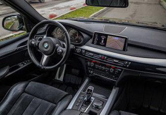 Подержанный автомобиль BMW X5 2017 года (9 фото)