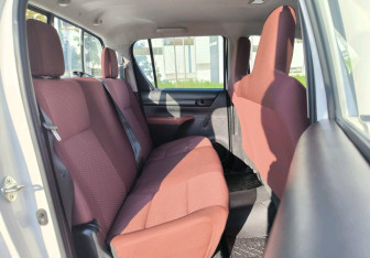 Подержанный автомобиль Toyota Hilux 2021 года (10 фото)