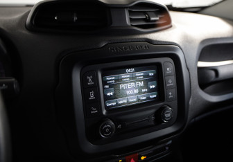 Подержанный автомобиль Jeep Renegade 2017 года (14 фото)