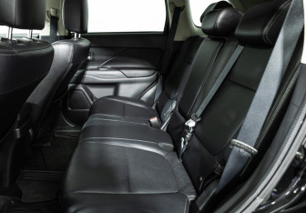 Подержанный автомобиль Mitsubishi Outlander 2016 года (10 фото)