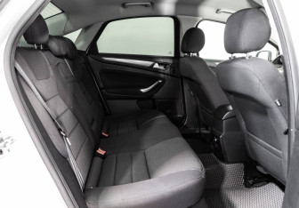 Подержанный автомобиль Ford Mondeo Sedan 2013 года (17 фото)